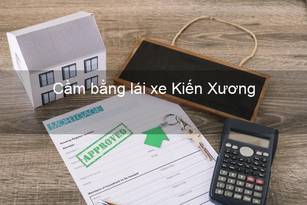 Cầm bằng lái xe Kiến Xương Thái Bình